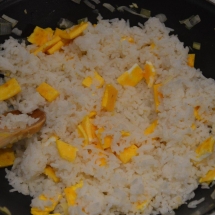 bak rijst en voeg de stukjes ei toe
