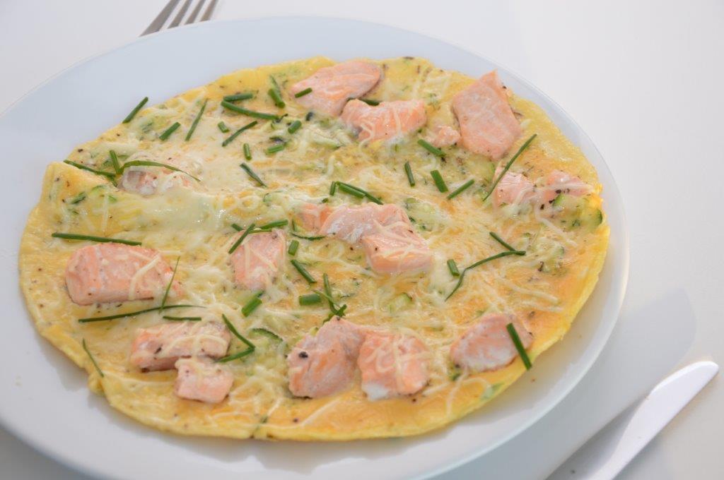 omelet met zalm, courgette en geraspte kaas